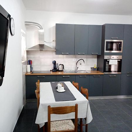 Obiteljski Stan Kastel Luksic Apartment Kastela Exterior photo