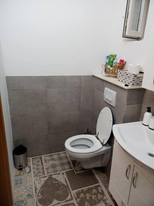 Obiteljski Stan Kastel Luksic Apartment Kastela Exterior photo