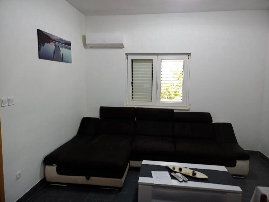 Obiteljski Stan Kastel Luksic Apartment Kastela Exterior photo